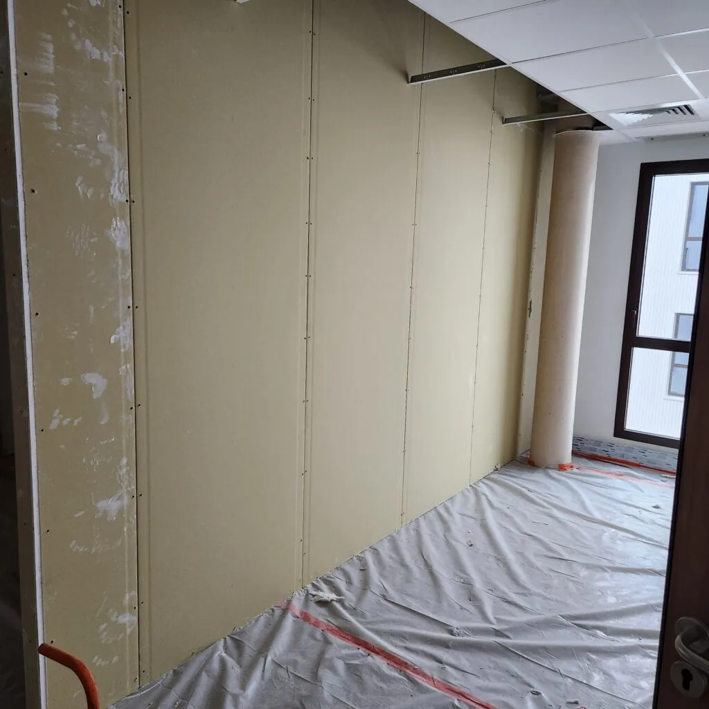 Création d'une cloison de séparation en ba18s entre deux bureaux