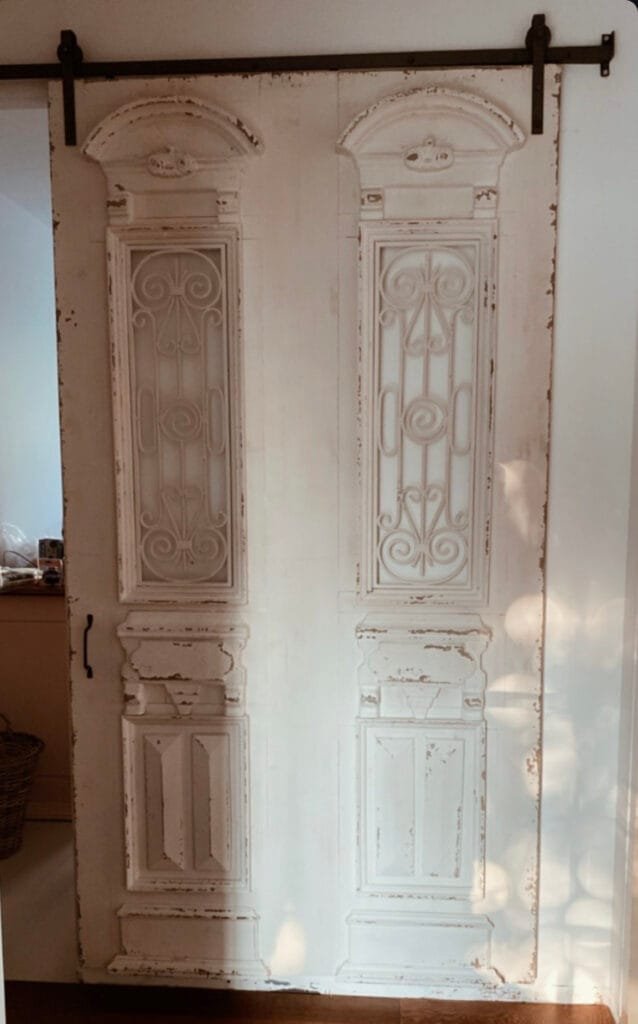 Pose d'une porte sur rail coulissant pour une salle de bains.