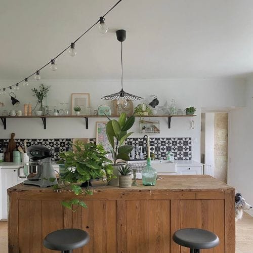 Rénovation d'une cuisine, réalisation d'un placage complet avec isolation phonique et acoustique, mise en peinture, puis pose de la cuisine et de la crédence